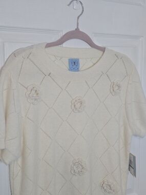 CeCe Cream Floral Applique Diamond Knit Short Sleeve Sweater NWT Feminine Chic L